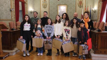 En el centro, la ganadora Lucía Marín, con jersey blanco, junto al resto de premiados asistentes, alcalde y ediles