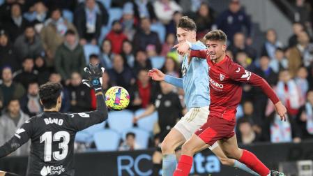 El delantero noruego del Celta Jorgen Larsen pelea un balón con el defensa del Sevilla Kike Salas y ante el portero Yassine Bounou