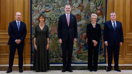 El rey Felipe posa para junto a los cuatro nuevos magistrados del Tribunal Constitucional que han jurado o prometido su cargo Juan Carlos Campo (i), Laura Díez (2i), María Jesús Segoviano (2d) y César Tolosa (d)