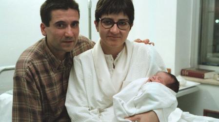 Tomás Redrejo Fernández, con sus padres Tomás y Silvia