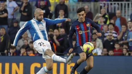 Aleix Vidal y Pedri disputan un balón