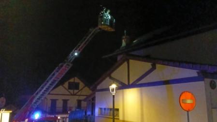 Bomberos trabajan en la extinción del incendio de la chimenea en Leitza