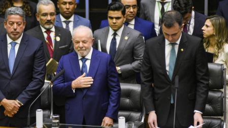 El nuevo presidente de Brasil, Luiz Inacio Lula da Silva, presta juramento en el Congreso Nacional, en Brasilia