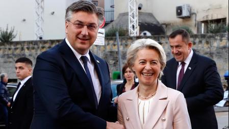 El primer ministro de Croacia, Andrej Plenkovic, recibe a la presidenta de la Comisión Europea, Ursula von der Leyen, en Zagreb