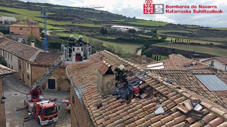 Los bomberos trabajan en el incendio de Orisoáin