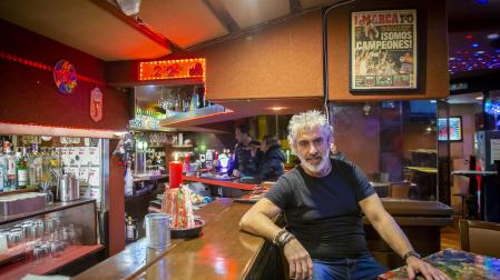 Ángel Jordán, en la barra del bar Chaves, en la avenida Sancho el Fuerte de Pamplona