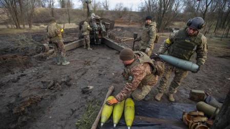 Soldados ucranianos preparan un cañón en la región de Donetsk