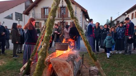 El encendido del ‘baztarreko’ tuvo lugar el 24 de diciembre en plena calle y ante decenas de personas