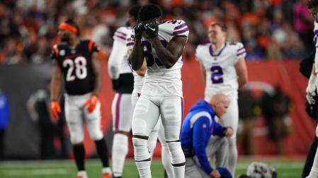 Los jugadores de los Bills se lamentan tras la lesión de Damar Hamlin