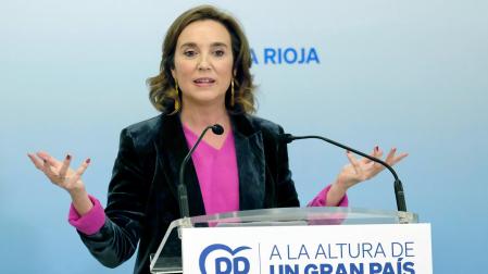 La secretaria general del PP, Cuca Gamarra, participa en un acto público para apoyar al candidato del PP a la Alcaldía de Logroño, Conrado Escobar, este martes en el Ayuntamiento de Logroño