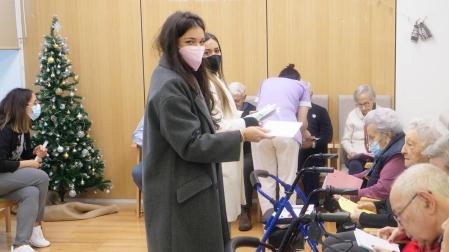 Voluntarias entregan las cartas en una de las residencias