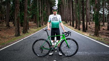 Así es el nuevo maillot del Caja Rural para la temporada 2023.