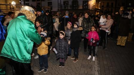 Uno de los enviados de los Magos de Oriente recibe a los pequeños en la plaza de los Fueros de Alsasua