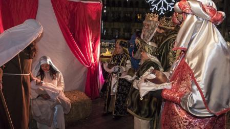 Un momento de la adoración al Niño Jesús por parte de los Reyes Magos en la plaza de los Fueros durante la cabalgata del año 2019.