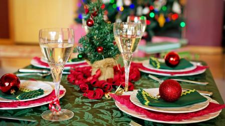 Una mesa preparada para una comida de Navidad
