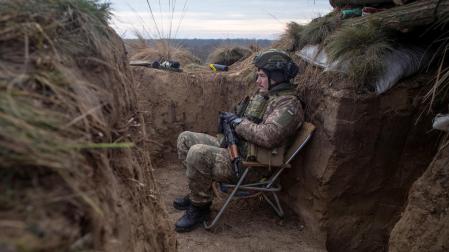 Un soldado ucraniano, en una trinchera en primera línea en la región de Kherson
