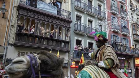 Los eyes Magos entran en Pamplona y acuden al Ayuntamiento a saludar al alcalde y a los niños pamploneses.