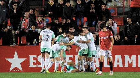Abde, que en la imagen está en el suelo, resultó lastimado tras provocar el 1-2, anotado por Eric Montes en propia puerta tras una acción del marroquí. Los jugadores de Osasuna le rodean celebrando el gol.