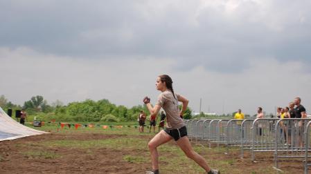 Una joven, corriendo