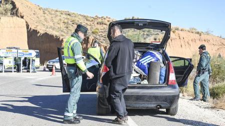La Guardia Civil, controlando a los asistentes