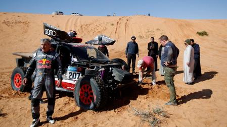 Accidente de Carlos Sainz en el rally Dakar, en el que su coche quedó muy dañado, con problemas de batería, en la suspensión y la caja de dirección
