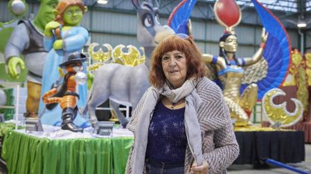 Mª Ángeles Aristu Baigorri delante de parte de las carrozas de la cabalgata de los Reyes Magos de Barañáin. A la derecha la de Gaspar, su “favorita” por tantos motivos