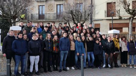 La quinta que este año alcanzará los 19 años de edad junto al alcalde y las encargadas de enseñar el zortziko.