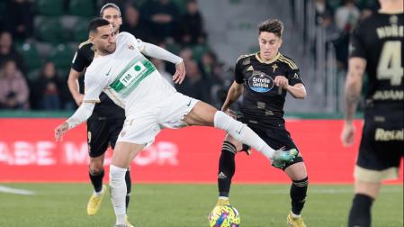 El centrocampista del Elche Omar Mascarell disputa un balón con Franco Cervi, centrocampista argentino del Celta