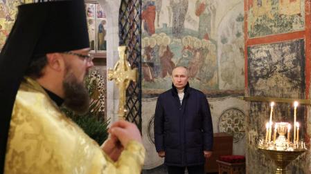 El presidente ruso, Vladimir Putin, asiste al servicio de Navidad ortodoxo en el Kremlin en Moscú
