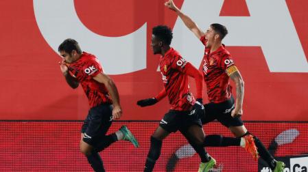 El delantero del Mallorca, Abdón Prats, celebra con sus compañero el gol que ha dado la victoria al equipo balear frente al Valladolid