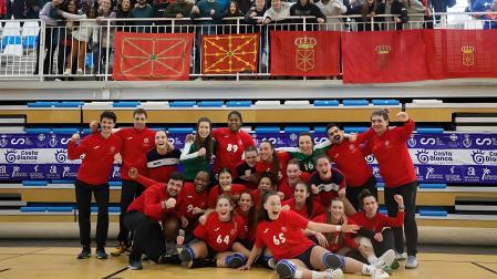 La selección juvenil femenina de Navarra celebra el pase a la final