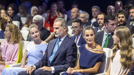 Sus Majestades los Reyes, Felipe y Letizia, acompañados por Sus Altezas Reales la Princesa de Asturias y de Girona y la Infanta Doña Sofía, presiden el acto de entrega de los galardones que otorga la Fundación Princesa de Asturias en cinco categorías, artes y letras, empresa, investigación científica, categoría social y premio internacional que se entregan en el Museo de las Aguas AGBAR, a 4 de julio de 2022, en Cornellà de Llobregat (Barcelona)
