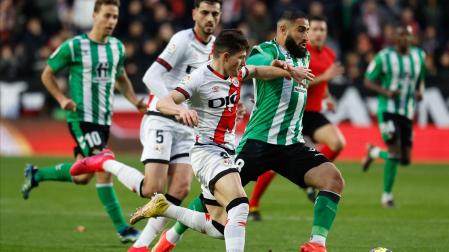 El defensa del Rayo Fran García lucha el balón con el centrocampista francés del Betis Nabil Fekir