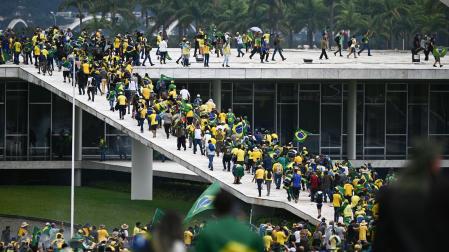 Manifestantes contra los resultados electorales y el gobierno del recién posesionado presidente Lula da Silva invaden el Congreso Nacional, el Supremo Tribunal Federal y el Palacio del Planalto, sede de la Presidencia de la República