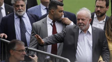 Lula da Silva deja el estadio Vila Belmiro en Santos, Brasil, después de asistir al funeral de Pele