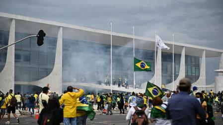Manifestantes contra los resultados electorales y el gobierno del recién posesionado presidente Lula da Silva invaden el Congreso Nacional