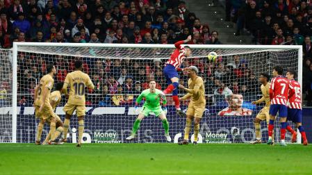 El defensa uruguayo del Atlético de Madrid, José María Giménez, remata ante el defensa uruguayo del FC Barcelona, Ronald Araujo