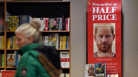 Un anuncio del libro de las memorias del príncipe Harry, en una librería de Londres