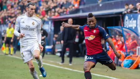 Gareth Bale ante Pervis Estupiñán en El Sadar en el año 2020