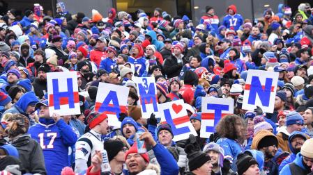 Aficionados de los Bills, con mensajes de apoyo a Damar Hamlin