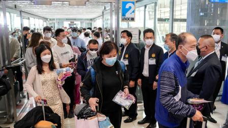 Pasajeros con mascarilla en un vuelo procedente de China
