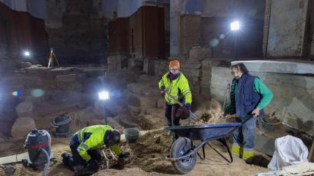 A: BLANCA ALDANONDO
F: 10/01/2023
P: DE IZDA. A DCHA.; AITOR ALZUETA CHIVITE, NEREA SOTO URIZ Y JUANJO BIENES CALVO
L: TUDELA
T: EXCAVACION ARQUEOLOGICA EN LA ANTIGUA IGLESIA DE SAN NICOLAS ANTES DE LAS OBRAS DE REHABILITACION