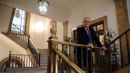 Enrique Maya posa en la escalinata del Ayuntamiento de Pamplona, su ‘casa’ durante los últimos 12 años y que ahora dejará por un futuro que podría volver a llevarle a su puesto de arquitecto municipal.
