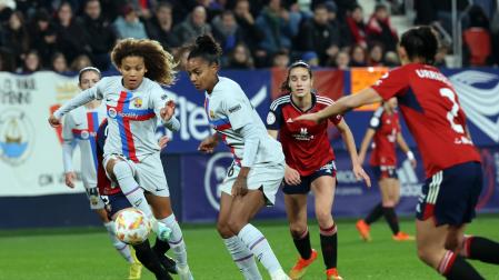 La extremo del Barça Vicky López se lleva el balón en presencia de Geyse da Silva