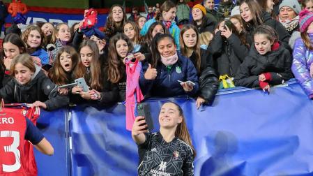 La portera titular ayer con Osasuna Silvia Pérez se hace un ‘selfie’ con un nutrido grupo de aficionadas de Osasuna