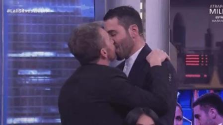 Pablo Motos y Miguel Ángel Silvestre repitieron beso este martes en 'El Hormiguero'