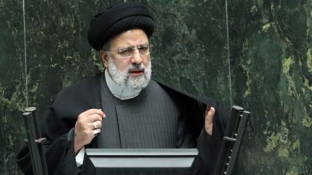 El presidente iraní, Ebrahim Raisi, pronuncia un discurso durante la sesión parlamentaria en Teherán