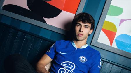 Joao Félix, con la camiseta del Chelsea, en la fotografía publicada por el conjunto inglés dándole la bienvenida