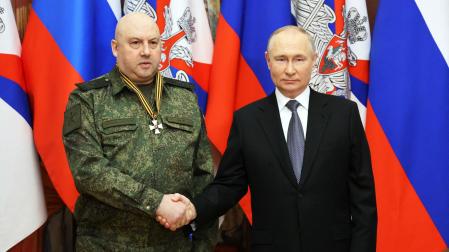 Sergei Surovikin junto a Vladimir Putin