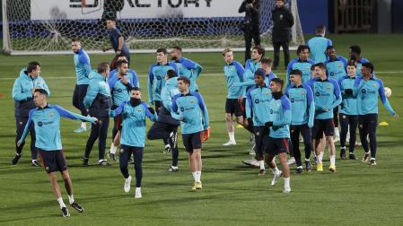 Entrenamiento de la plantilla del F.C. Barcelona previo al choque de Supercopa contra el Betis.